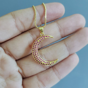Collana NZ1179 con Ciondolo Luna Placcato Oro, Pendente a Mezzaluna con Micro Pavé di Zirconi per Donne - Product Image 3