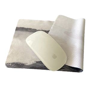 מטלית ניקוי רב תכליתית נגד החלקה עם נקודות סיליקון בעיצובים מותאמים אישית מ-RPET - Product Image 1