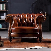 Canapé Chesterfield en cuir ciré vieilli de style vintage, idéal pour le salon d'une villa de style américain ou une salle de fumée.