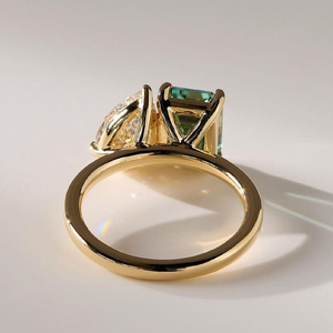 Bague de fiançailles personnalisée en argent sterling 925 plaquée or jaune Toi Et Moi sertie d'une double pierre de moissanite poire émeraude verte - Product Image 4