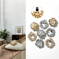 Approvisionnement direct usine transfrontalier Nouvelle boucle de chaussure de luxe légère en zinc avec fleur de perle et strass, accessoire pour chaussures à talons hauts