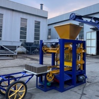 Machine à briques en béton semi-automatique QT4-24 pour la production de pavés et de blocs solides