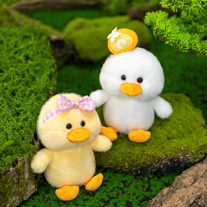 ตุ๊กตาเป็ดน้อยสีเหลืองน่ารัก ของเล่นตุ๊กตาเป็ดนุ่มนิ่ม พวงกุญแจห้อยกระเป๋า จี้รูปลูกเจี๊ยบ ตุ๊กตานุ่มนิ่ม ของเล่นตุ๊กตาจากตู้คีบ ยี่ห้อเฟยย่า ทำจากใยฝ้าย PP - Product Image 1