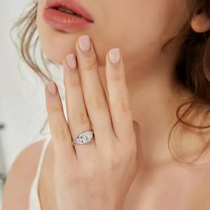 本物の1CTモアッサナイトまたはシミュレートされたダイヤモンドエンゲージメントリング女性用クラシックな3つのストーンスタイルのスワールラップルック - Product Image 4