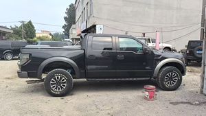 Camionnette <span class=keywords><strong>Ford</strong></span> Raptor à quatre roues noire d'occasion fabriquée en 2011 - Product Image 3