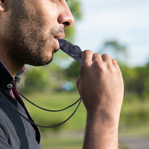 صافرة نجاة متعددة الوظائف 7 في 1 مع مصباح LED وبوصلة ومقياس حرارة وعاكس ومرآة وعدسة مكبرة للإنقاذ - Product Image 3