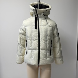 Blouson matelassé en coton à capuche unisexe avec étiquette décorative sur le bras, matelassage carré, coupe-vent, vêtement d'extérieur d'hiver noir, en stock - Product Image 4