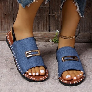 Nouvelles sandales plates à bout rond grande taille pour femmes 2026, à bride unique avec boucle métallique, style européen, chaussures de plage - Product Image 1