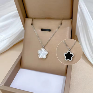 Collana con Ciondolo a Fiore in Acciaio al Titanio Bifacciale con Catena a Maglie Placcata Oro per Donne e Bambini - Product Image 5