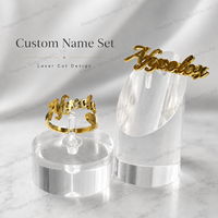 Bijoux personnalisés de marque : Collier, boucles d'oreilles, bague, broche et pendentif script gravé au laser, ton or, avec nom – Cadeau personnalisé