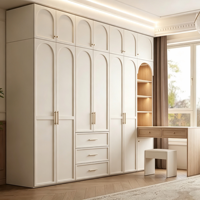 Armoire intégrée de style crème moderne avec étagère de maquillage intégrée pour chambre de villa, hôtel, rangement de vêtements, mobilier sur mesure