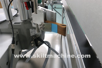 Machine d'étiquetage automatique pour l'étiquetage de sceaux fiscaux holographiques sur les coins des boîtes en carton