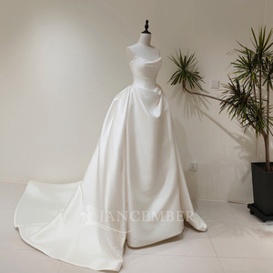 Robe de mariée sirène/trompette moderne et minimaliste LY110 en dentelle ivoire avec appliques florales en cristal et volants, coupe échancrée, pour cérémonies à la chapelle - Product Image 1