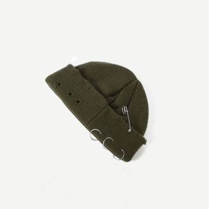 Bonnet tricoté unisexe en acrylique 100% avec patch personnalisé, manchette courte, style pêcheur vieilli, clous décoratifs, idéal pour la plage, vente en gros sous marque privée - Product Image 3