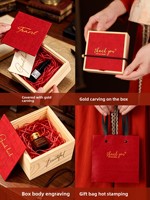 Élégante petite boîte cadeau carrée en bois et raphia pour anniversaire homme femme parfum rouge à lèvres logo personnalisé