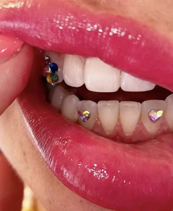 Offerta Speciale Gioielli Dentali LED Multiuso a Forma di Cuore in Pietra di Cristallo Colorata Prodotti per Igiene Orale Effetto Diamante - Product Image 5