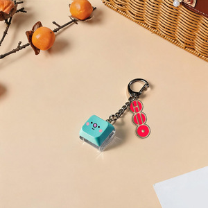 Llavero de acrílico con diseño de teclado de dibujos animados de un solo botón, regalo para conciertos de ídolos de K-pop, llavero K-pop Fidget Clicker con luz y tecla luminosa, venta al por mayor - Product Image 3
