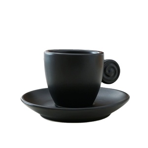 Vente en gros Tasse à café expresso noire et blanche et support <span class=keywords><strong>de</strong></span> soucoupe avec logo personnalisé <span class=keywords><strong>France</strong></span> Tasse à expresso en céramique 90ml - Product Image 1