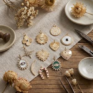 Ciondolo Personalizzato di Moda, Base per Gioielli Fai-da-Te, Raffinato Pendente Placcato Oro con Cuore, Quadrifoglio e Bussola Incastonati di Diamanti - Product Image 4