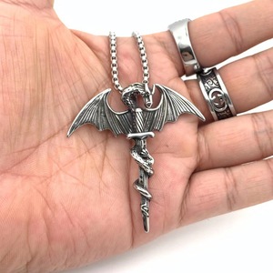 Collier pendentif épée de pterosaure en acier inoxydable pour homme, design rétro dragon animal, bijoux de mode 2160134 - Product Image 3