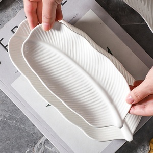 <span class=keywords><strong>Assiette</strong></span> à <span class=keywords><strong>dessert</strong></span> en céramique créative minimaliste japonaise en forme de feuille de bananier, <span class=keywords><strong>assiette</strong></span> à sushi, <span class=keywords><strong>assiette</strong></span> à fruits, vaisselle d'hôtel en blanc pur, <span class=keywords><strong>assiette</strong></span> à poisson - Product Image 2