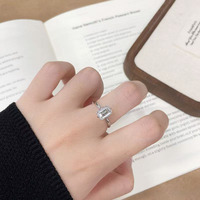 Schlichter, eleganter Verlobungsring aus Pt950 Platin mit Labor-Diamant im Cushion-Schliff und 4 Krappen für Damen – Edler Schmuckring