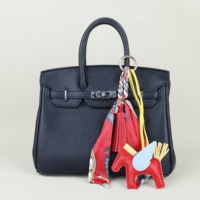 Breloque de sac en PU Wing Horse à faible MOQ avec pompon écharpe, pour grossistes de luxe et boutiques, pendentif de sac à main, décoration de voiture, cadeau de mode