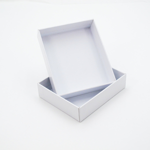 กล่องใส่เสื้อผ้าสีขาวแบบรีไซเคิลได้พร้อมฝาปิดและฐานเคลือบด้านสำหรับถุงเท้าพร้อมโลโก้ของคุณเองจากโรงงาน - Product Image 2