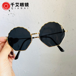 Lunettes de soleil irrégulières Qianai pour femmes, monture dorée, verres Ocean Powder, protection UV400, style urbain tendance - Product Image 5