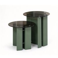 Tables d'appoint modernes vert foncé avec plateau en verre rond et bases sculpturales, gain de place pour salon, ensemble de tables gigognes décoratives