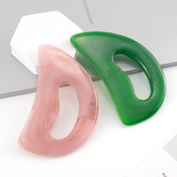 Outil de massage Gua Sha personnalisé en résine verte et rose pour le corps, idéal pour le dos, le cou, le visage, les jambes et le drainage lymphatique en spa et beauté.