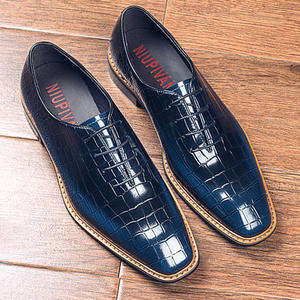 Chaussures habillées pour hommes en cuir brillant, faites à la main, élégantes et tendance. Chaussures en cuir pour hommes, multifonctionnelles, élégantes et tendance. - Product Image 2