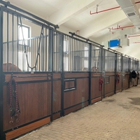 Équipement équestre personnalisé, panneau de box pour chevaux en bois classique traditionnel de 4,5 m, revêtement poudré moderne, grand hangar à chevaux en bois