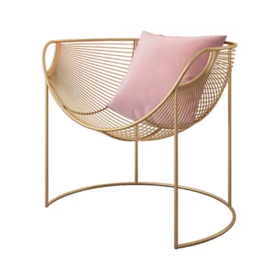 Chaise dorée avec coussin et oreiller