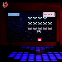 Sol de terrain de jeu intérieur au design moderne, projection de grille de super cube, activation de jeu au sol, jeux interactifs lumineux pour la pièce, machine de jeu