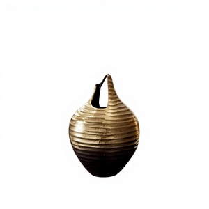 Vase à fleurs en métal fait main de style moderne, écologique, pour la décoration de la maison et des événements, idéal pour les bureaux - Product Image 1