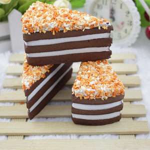 Modèle de gâteau triangulaire hautement réaliste, ornement de dessert à couches colorées pour présentation en boulangerie et accessoires de photographie - Product Image 1
