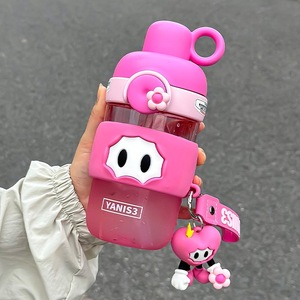 Botella de agua Yanis3 Tritan de 560 ml con diseño de dibujos animados para niñas, taza portátil de doble uso con pajita y llavero. - Product Image 5