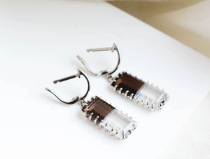Boucles d'oreilles pendantes rectangulaires en quartz fumé et transparent Twilight Clarity avec un style tendance et à la mode pour femmes - Product Image 3