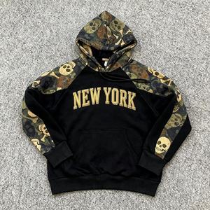 Nouvelle Arrivée 2026 – Sweat à Capuche Court Coupe Boxy Personnalisé avec Broderie Lettres et Imprimé Crâne Camouflage Urbain – Fabrication Sur Mesure - Product Image 1