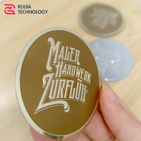 Plaques signalétiques personnalisées en aluminium gaufré pour équipement marin, avec dos adhésif et finition dorée mate