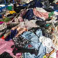 SF01 Vente en gros de vêtements d'été usagés pour femmes, mélangés, bon marché, tendance, confortables, durables et de haute qualité : T-shirts, shorts, robes