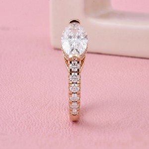 Anillo de compromiso solitario de diamante talla oval East West con halo oculto y banda pavé para joyería fina nupcial moderna - Product Image 2