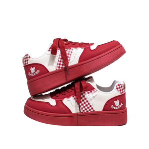 Zapatillas deportivas de moda con cordones, de cuero negro y felpa, con aumento de altura, suela de PVC, puntera deportiva y tacón medio, con estrella beige única. - Product Image 1