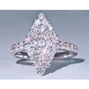 Elegante anello a rombo in tonalità argento per donna, gioielli alla moda con design intarsiato scintillante - Product Image 1