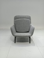 Fauteuil d'appoint moderne et minimaliste en tissu rembourré avec pieds en bois massif, confortable pour salon d'appartement