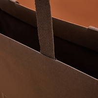Sac en papier classique de haute qualité, imprimé en couleur avec logo personnalisé, pour la vente au détail, destiné aux aliments gastronomiques, chocolats et cadeaux.