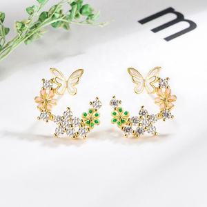 Boucles d'oreilles pendantes en forme de fleur et de papillon en moissanite plaquée or de style forêt féerique, petites, pour les anniversaires de jeunes filles - Product Image 1