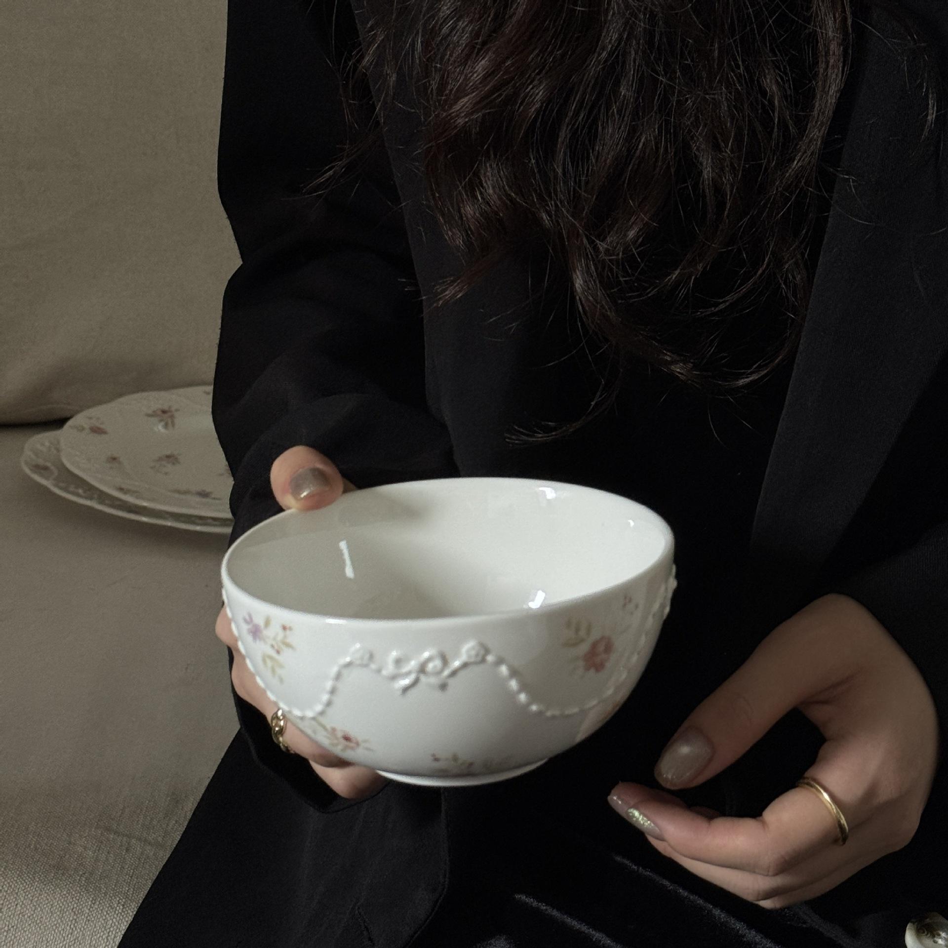 A broken flower bowl of the fugitive princess