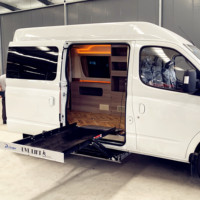 Transfert de patient en fauteuil roulant vers une voiture, un fourgon, une minivan, véhicule électrique hydraulique pour fauteuil roulant pour personnes handicapées